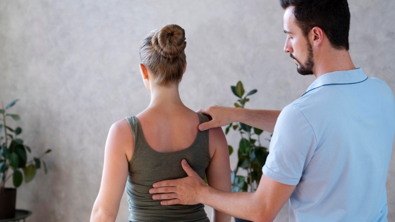 physiotherapist-checking-back-medium-shot_edited physiotherapist-checking-back-medium-shot_edited